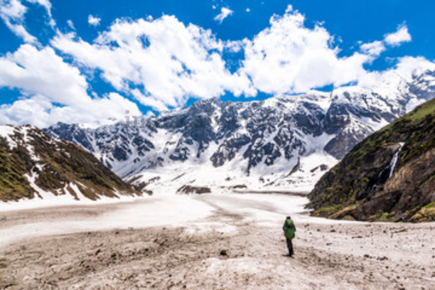 top 10 snow treks in india 2023, winter treks in indian himalayas, india cab service​, hire private car and driver in india